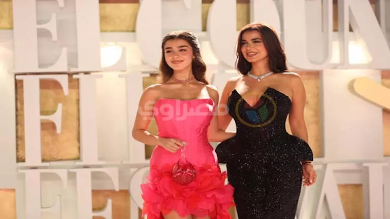 “جرأة وأناقة”.. رانيا منصور وابنتها توانا يخطفان الأنظار في مهرجان الج