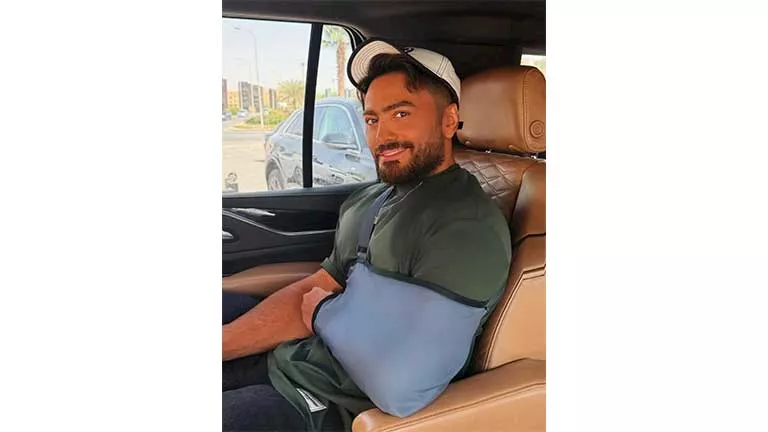 بعد فقدانه 15 كيلو.. تامر حسني يكشف تفاصيل إصابته في ذراعه