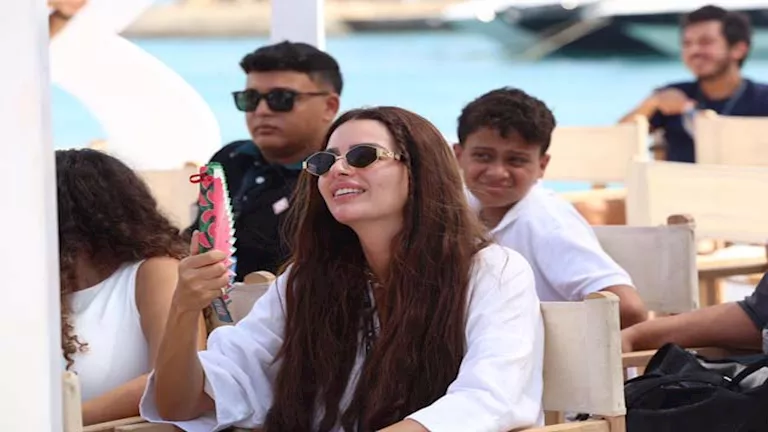 الأحمر يخطف الأنظار.. هنادي مهنا بإطلالة جريئة في ختام مهرجان الجونة