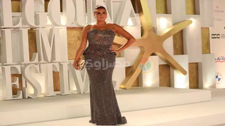 بفستان جرئ ولامع.. بشرى تتألق في ختام الجونة السينمائي