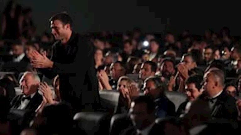 نجيب ساويرس يرحب بالنجم العالمي سكوت إيستوود في حفل ختام مهرجان الجونة