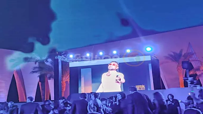 نجوم مهرجان الجونة السينمائي يتفاعلون مع أغاني أحمد سعد في حفل الختام