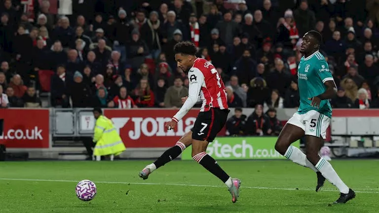 موقف نادر.. لماذا تأخر بداية الشوط الثاني من مباراة ليفربول؟