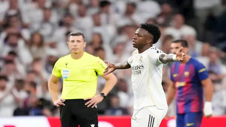 ترك الملعب.. فينيسيوس يعترض على استبداله في مباراة ريال مدريد وبرشلونة