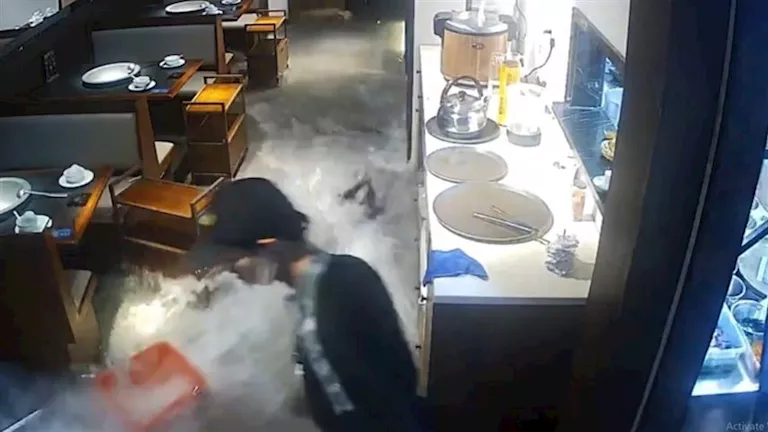 مشهد فوضوي.. انفجار حوض أسماك ضخم يغرق مطعما بالأسماك الحية