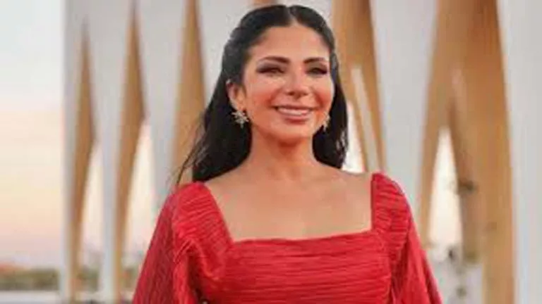 “الأسود يليق بها”.. منى زكي تخطف الأنظار بفستان قصير
