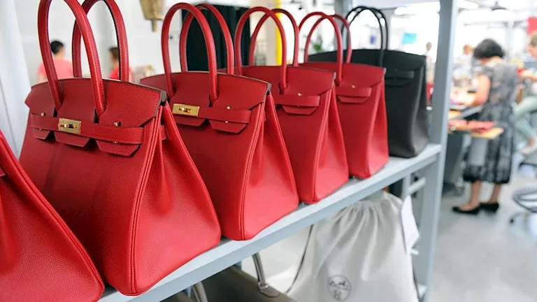 مفاجأة مذهلة في حقيبة بـ6 جنيهات.. امرأة تعثر على مبلغ مالي ورسالة