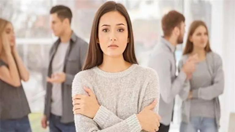 احذر الصديق الزائف.. 7 تصرفات تكشف نواياه تجاهك