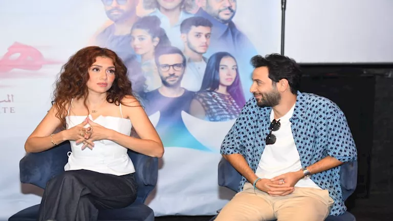 جيهان شماشرجي بتوب أبيض في مؤتمر “هيبتا: المناظرة الأخيرة” (صور)