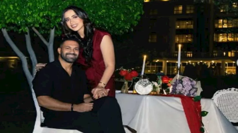 حسني عبد ربه يحتفل بعيد زواجه بصورتين ورسالة رومانسية