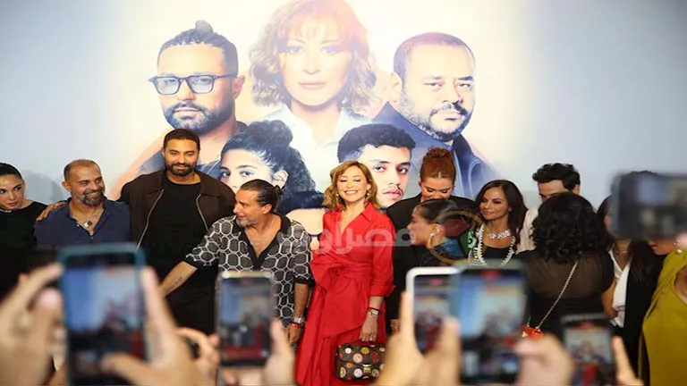 بالصور- منة شلبي بفستان أحمر ومايان السيد جريئة.. العرض الخاص لفيلم “ه