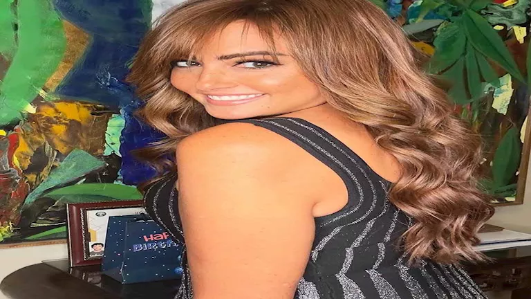 بشرى تتألق بفستان قصير وجريء في ثاني أيام الجونة