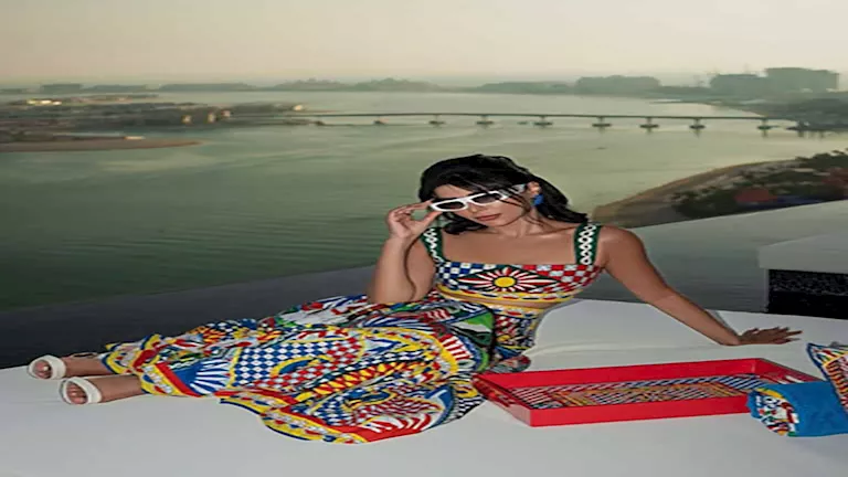 بـ كروب توب أنيق.. إطلالة جذابة لـ مهيرة عبد العزيز