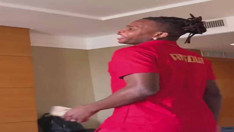 لاعبو أنجولا يرقصون في غرفة الملابس بعد التعادل في التصفيات