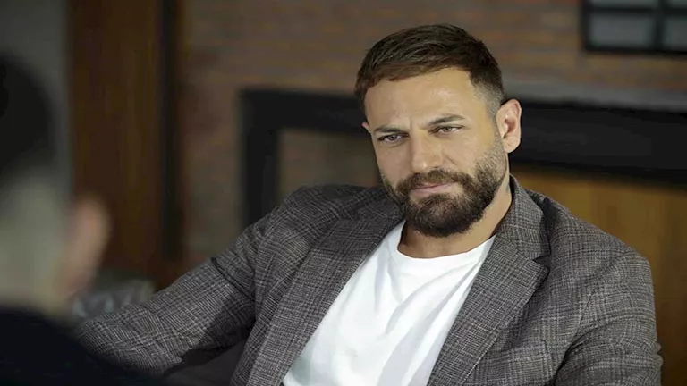 نيكولا معوض بإطلالة غريبة في خامس أيام الجونة