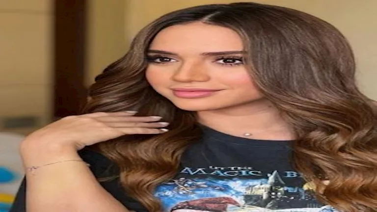 بالأحمر الناري.. رنا رئيس تخطف الأنظار في افتتاح القاهرة السينمائي