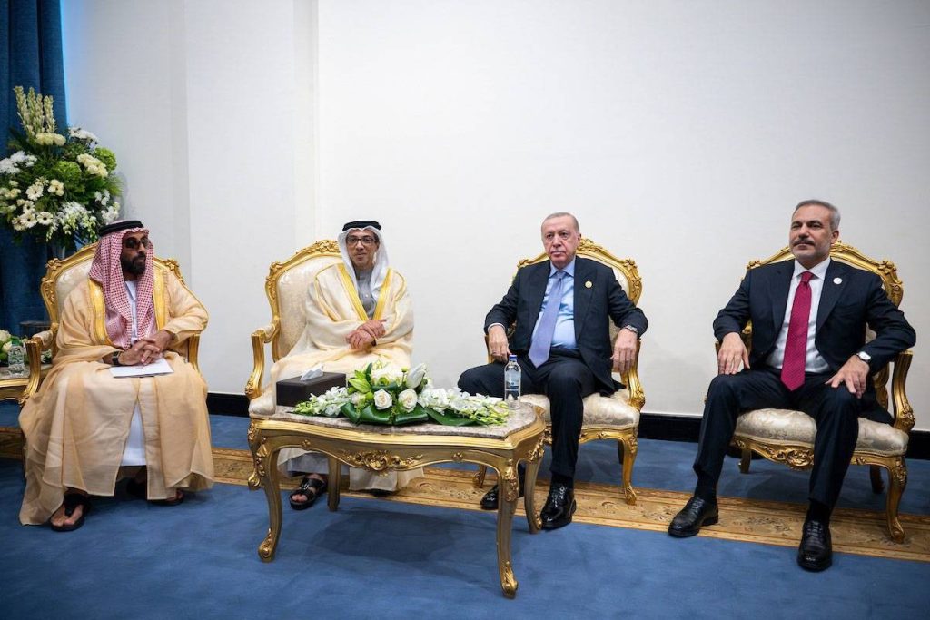 محمد بن زايد قائد رائع ونقدر جهوده