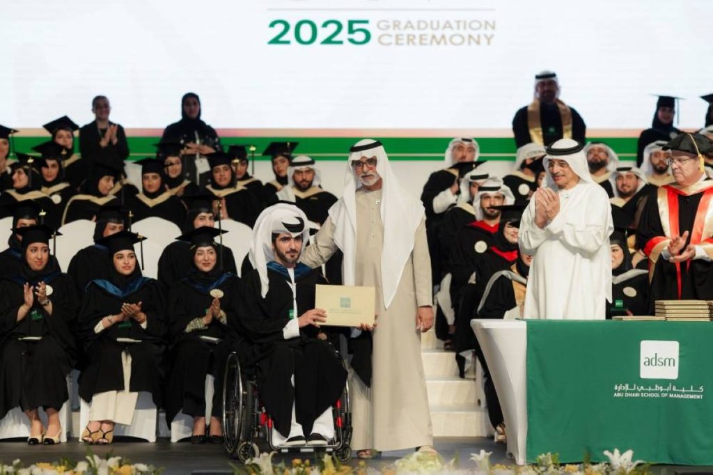 نهيان بن مبارك يشهد تخريج 117 من طلبة كلية أبوظبي للإدارة
