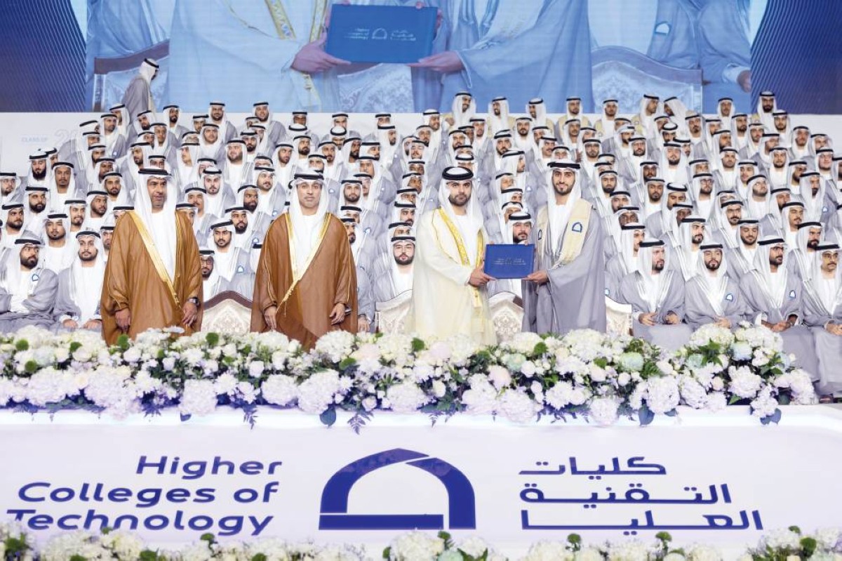 سموه خلال تكريم الخريجين بحضور أحمد الفلاسي وفيصل العيان