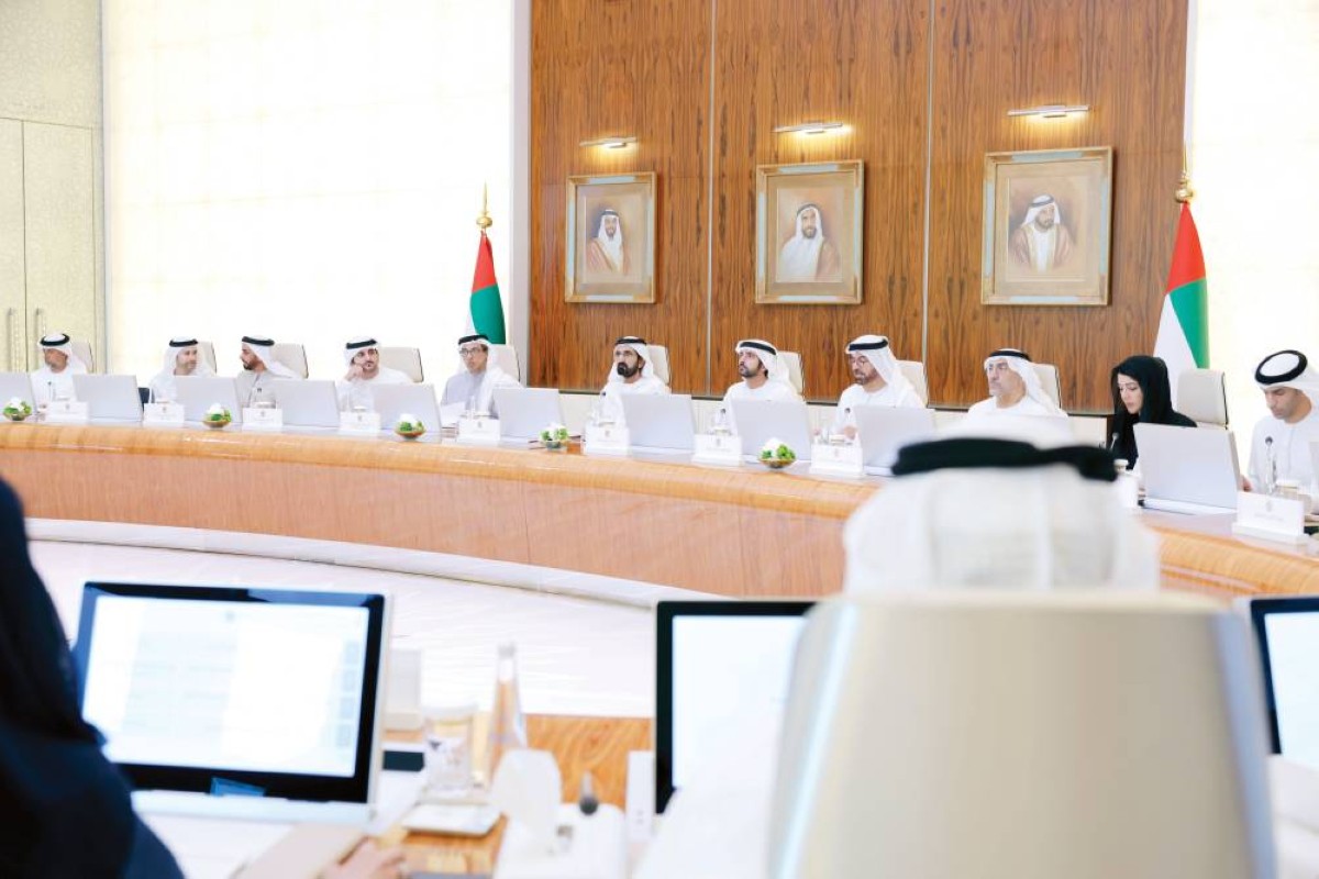 محمد بن راشد مترئساً الاجتماع بحضور منصور بن زايد وحمدان بن محمد ومكتوم بن محمد وسيف بن زايد ومحمد القرقاوي وعبدالرحمن العويس ومحمد الحسيني وريم الهاشمي وسهيل المزروعي وثاني الزيودي