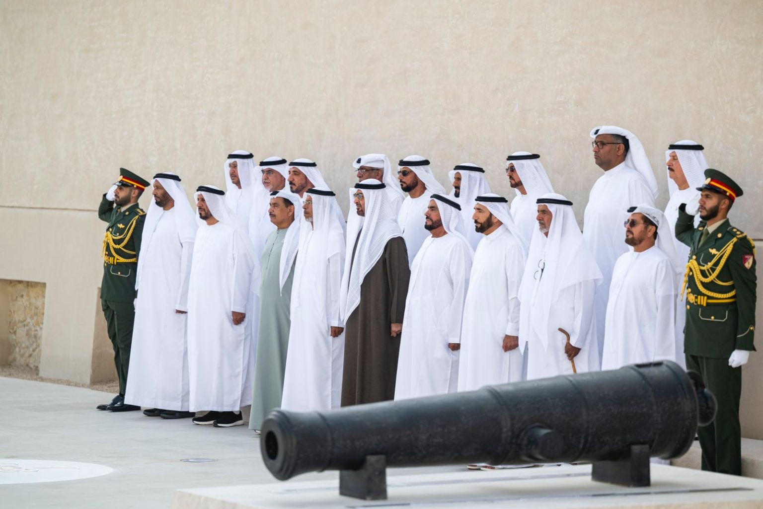 أبناء الإمارات جيلاً بعد جيل يجتمعون على حب الوطن والتفاني