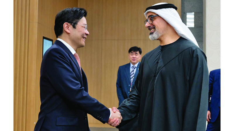 ولي عهد أبوظبي ورئيس وزراء سنغافورة يبحثان تعزيز علاقات الشراكة