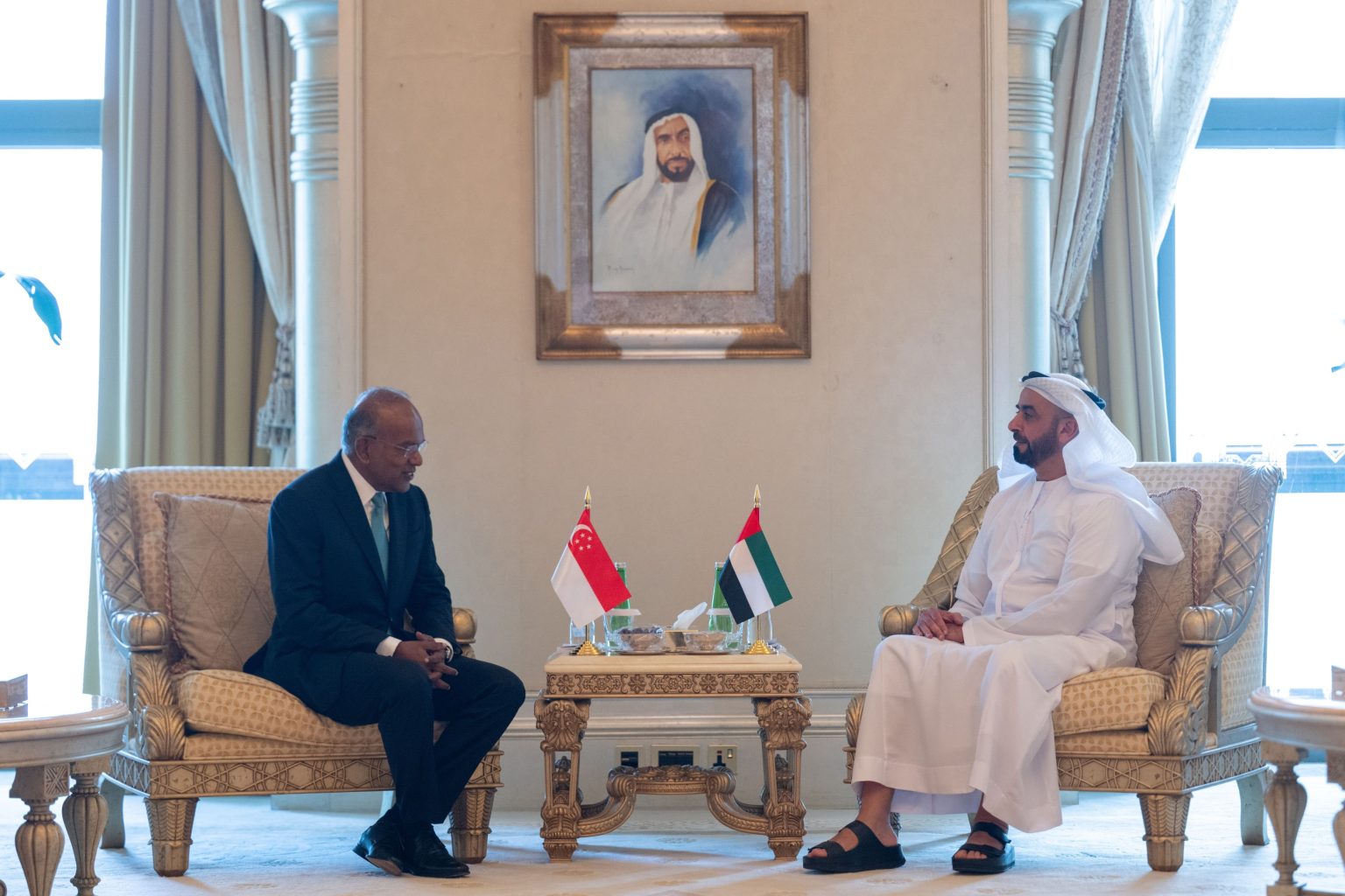 سيف بن زايد يلتقي وزراء داخلية على هامش اجتماع التحالف الأمني الدولي في أبوظبي