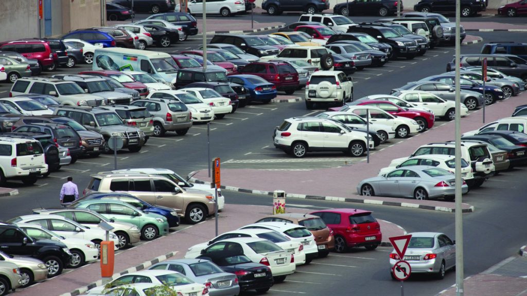 صعوبة إيجاد «مواقف» في دبي تدفع سائقين إلى المخالفات وزيادة الزحام