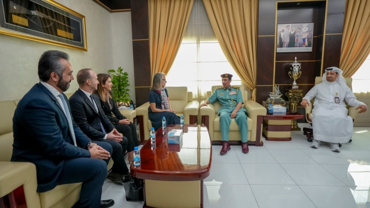 شرطة عجمان تبحث تعزيز التعاون مع “لويس فويتون” في حماية الملكية الفكرية