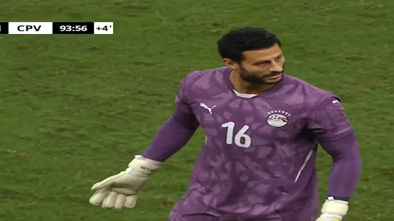 “لا يليق بكابتن الأهلي”.. نجم الزمالك السابق يهاجم محمد الشناوي