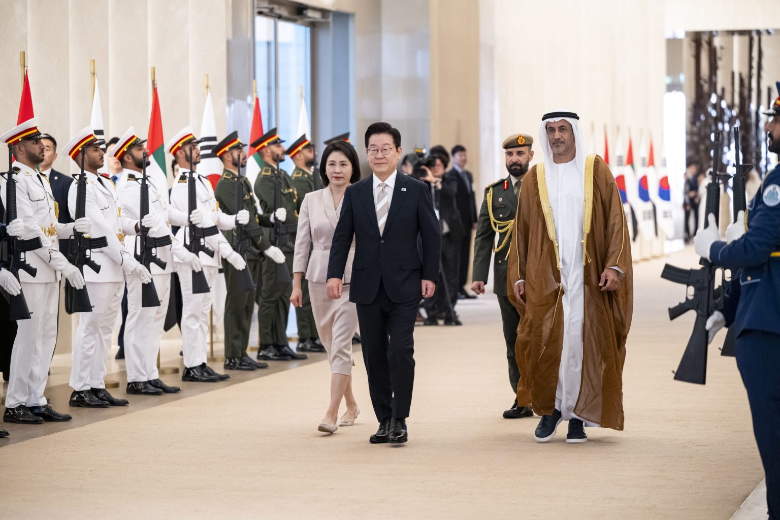 الرئيس الكوري يختتم زيارته إلى الدولة