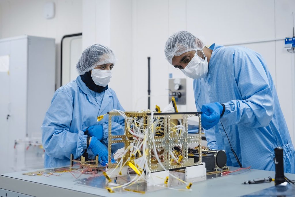 مركز محمد بن راشد للفضاء يُعلن جاهزية القمر الاصطناعي فاي-1 للإطلاق