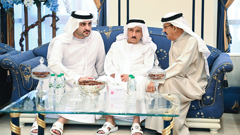 مكتوم بن محمد يقدّم واجب العزاء في وفاة أسامة الشعفار