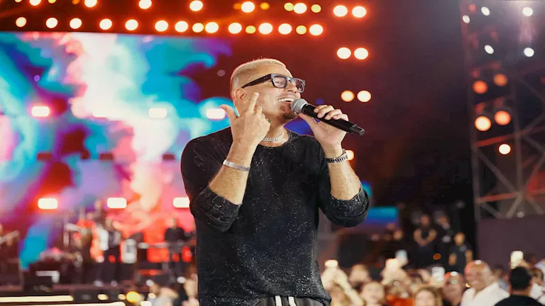 بالفيديو- عمرو دياب من دبي:” ببارك لمصر” على افتتاح المتحف المصري الك