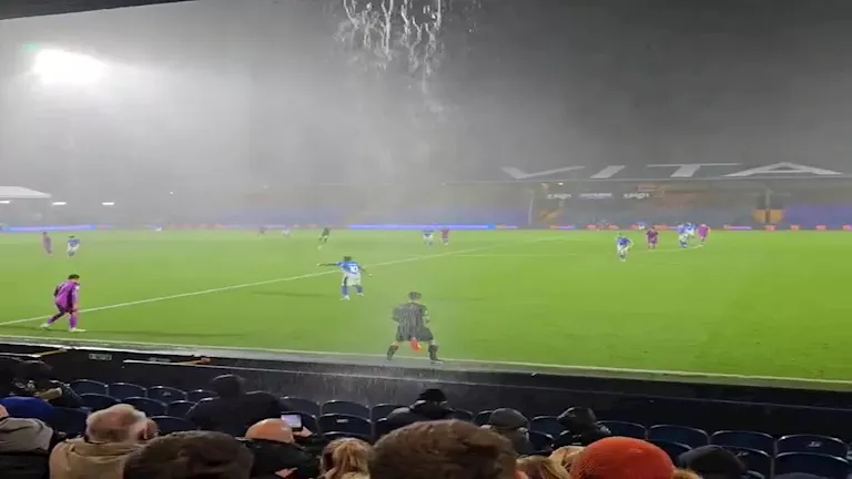 حكم يتعرض لموقف طريف في الدوري الإنجليزي.. ما القصة؟