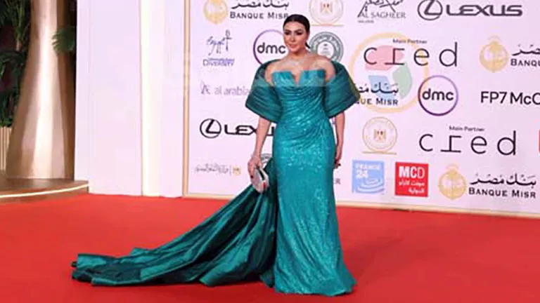 قُبلة وفستان جريء.. ميرهان حسين تتألق في افتتاح مهرجان القاهرة السينما