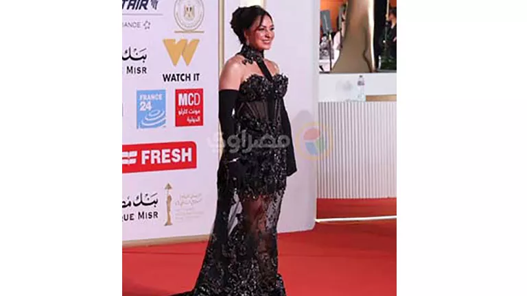 نيرمين الفقي تتألق بفستان أسود شفاف في مهرجان القاهرة السينمائي