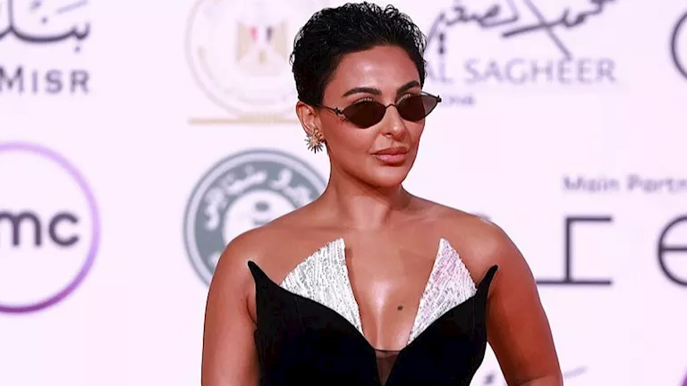 “شعر قصير ونظارة شمس”.. إطلالة غريبة لـ ميس حمدان في افتتاح مهرجان الق