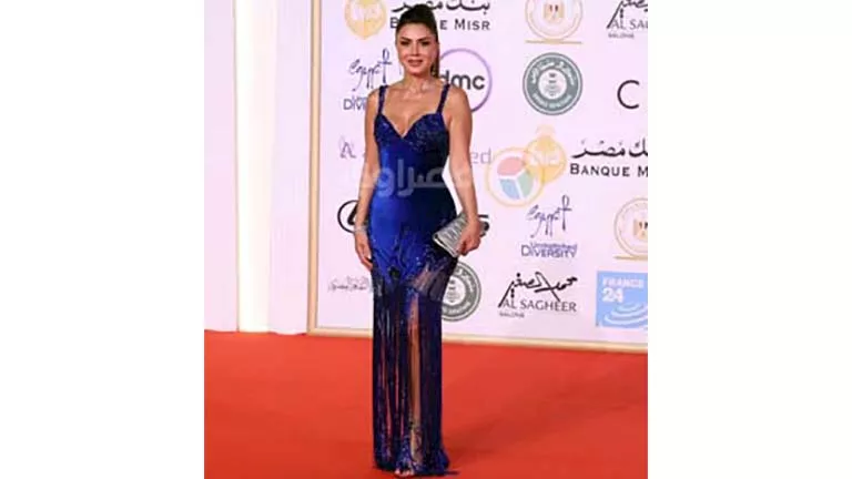 نجلاء بدر بفستان أزرق مكشوف الساق على السجادة الحمراء لمهرجان القاهرة