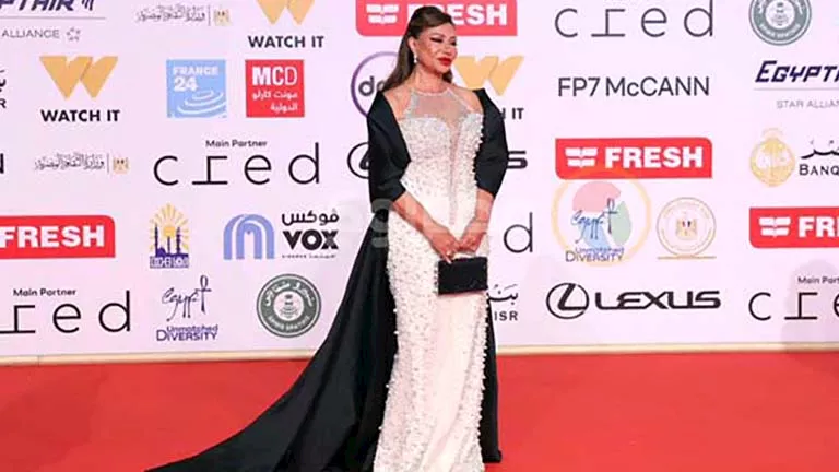 تشبه العروسة.. ليلى علوي تتألق بفستان أبيض فاخر في افتتاح مهرجان القاه