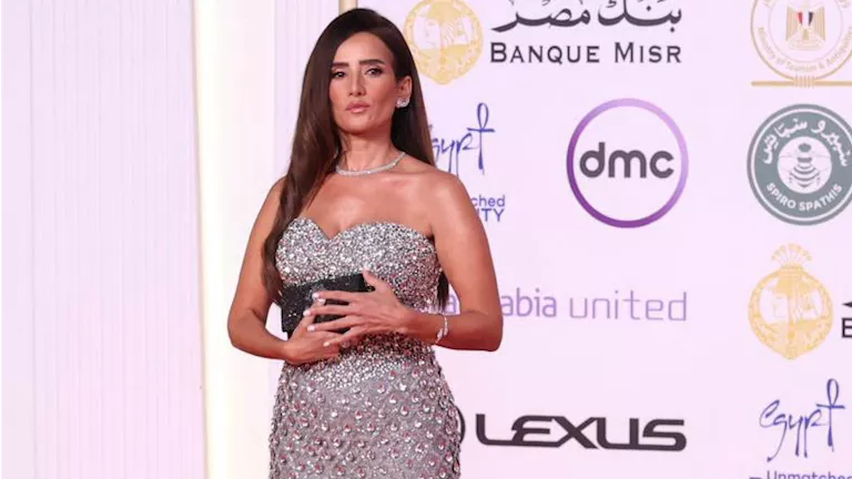 بفستان فضي طويل.. زينة تتألق في افتتاح مهرجان القاهرة السينمائي