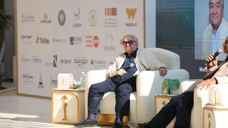 حسين فهمي: محمد عبدالعزيز زميل تختة واحدة وتكريمه واجب علينا وجاء متأخ