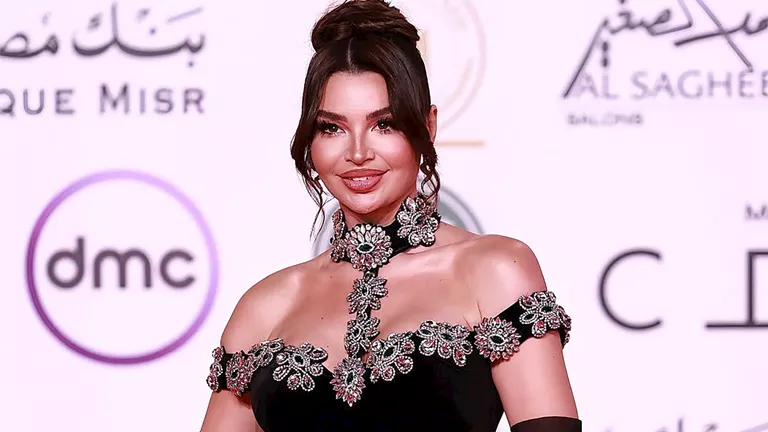 بالصور- الراقصة جوهرة بـ فستان أسود مكشوف أبرز رشاقتها