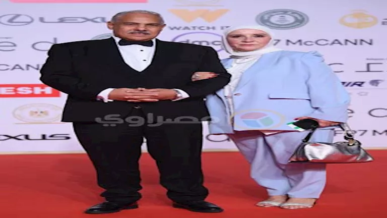 “مُحجبة وأنيقة”.. زوجة محمد رضوان تخطف الأنظار في العرض الخاص لفيلم “ك