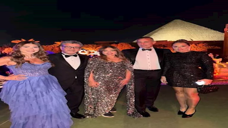 ليلى علوي رفقة نجلها في حفل زفاف ابنة عمرو عرفة – صور