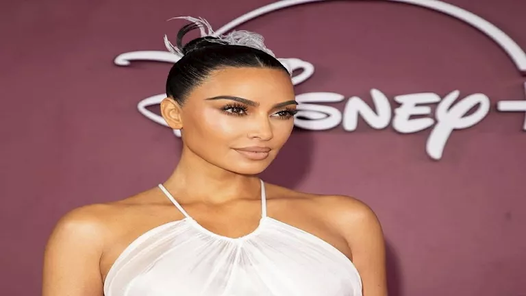 إطلالة كيم كارداشيان المثيرة للجدل