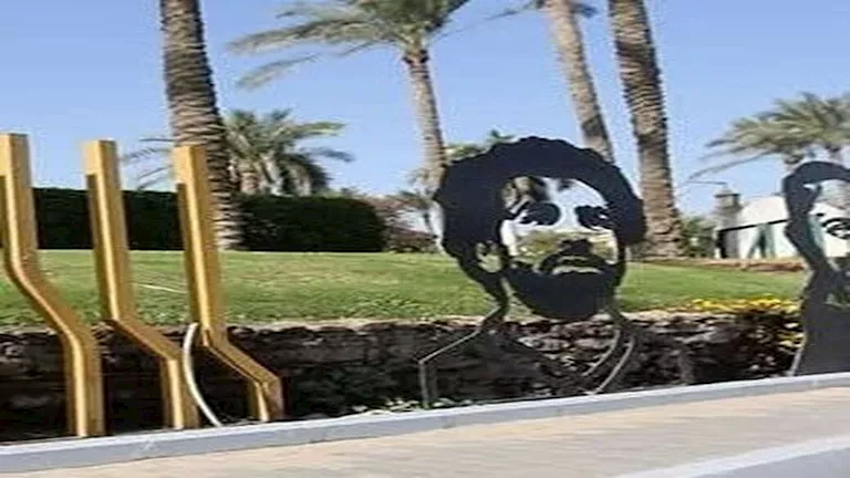 اللاعب الوحيد.. صورة محمد صلاح تزين الطريق المؤدي إلى المتحف المصري