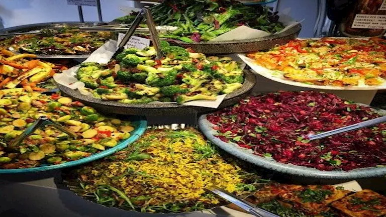 “مفيش لحمة”.. بوفيه زفاف من خضار وفاكهة يثير الجدل