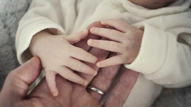 رجل يغير اسمه سنويا للهرب من التزاماته تجاه طفله