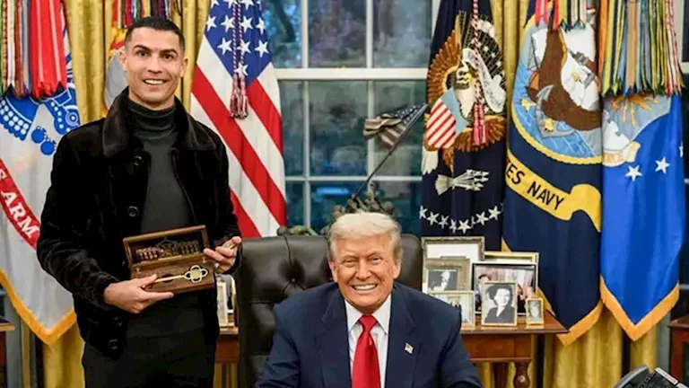 مفتاح البيت الأبيض.. ماذا تعني هدية ترامب الغامضة لرونالدو؟
